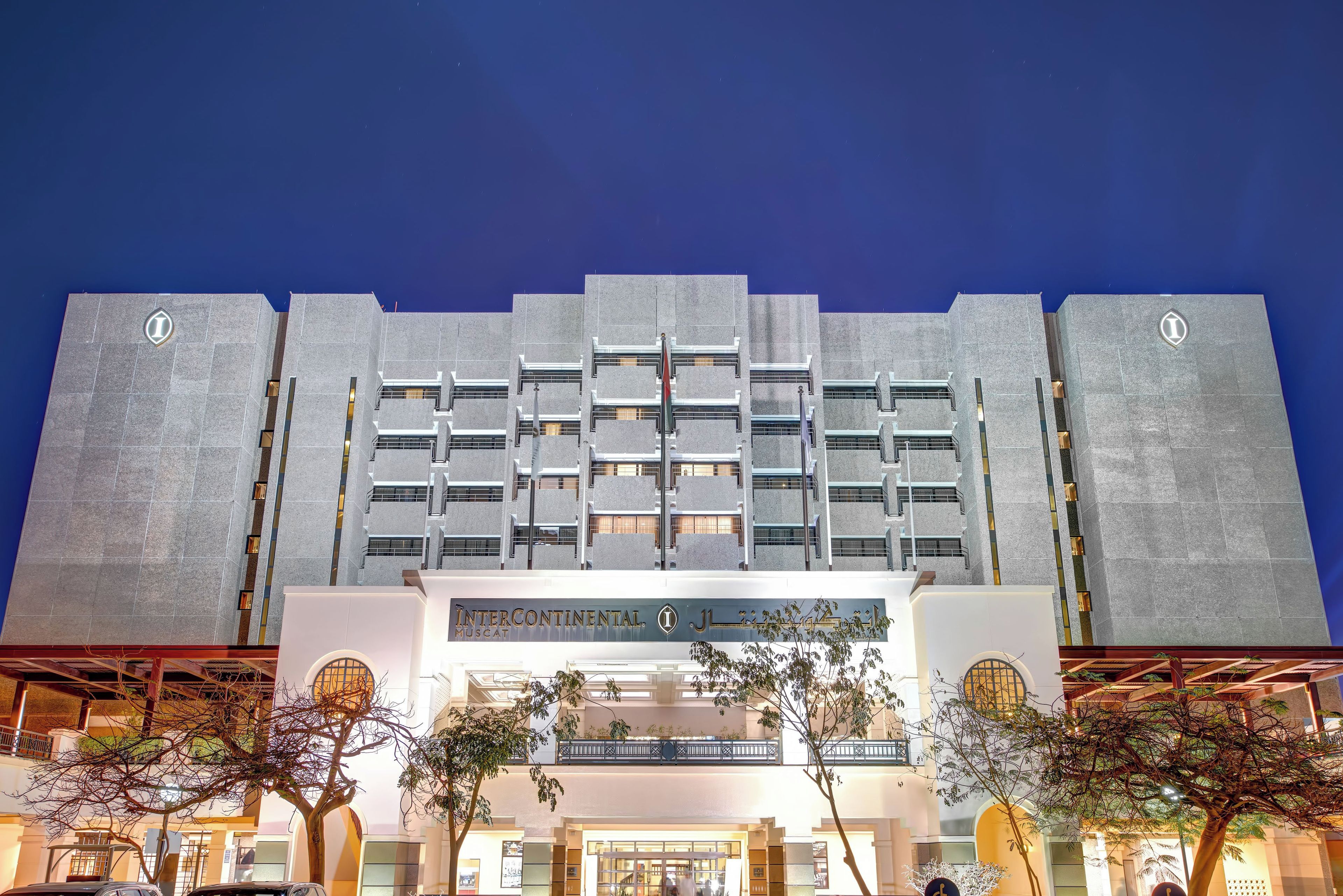 Un edificio moderno con un letrero llamativo que dice 'Intercontinental Muscat'.