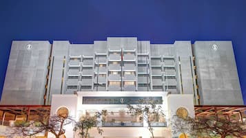 Un edificio moderno con un letrero llamativo que dice 'Intercontinental Muscat'.