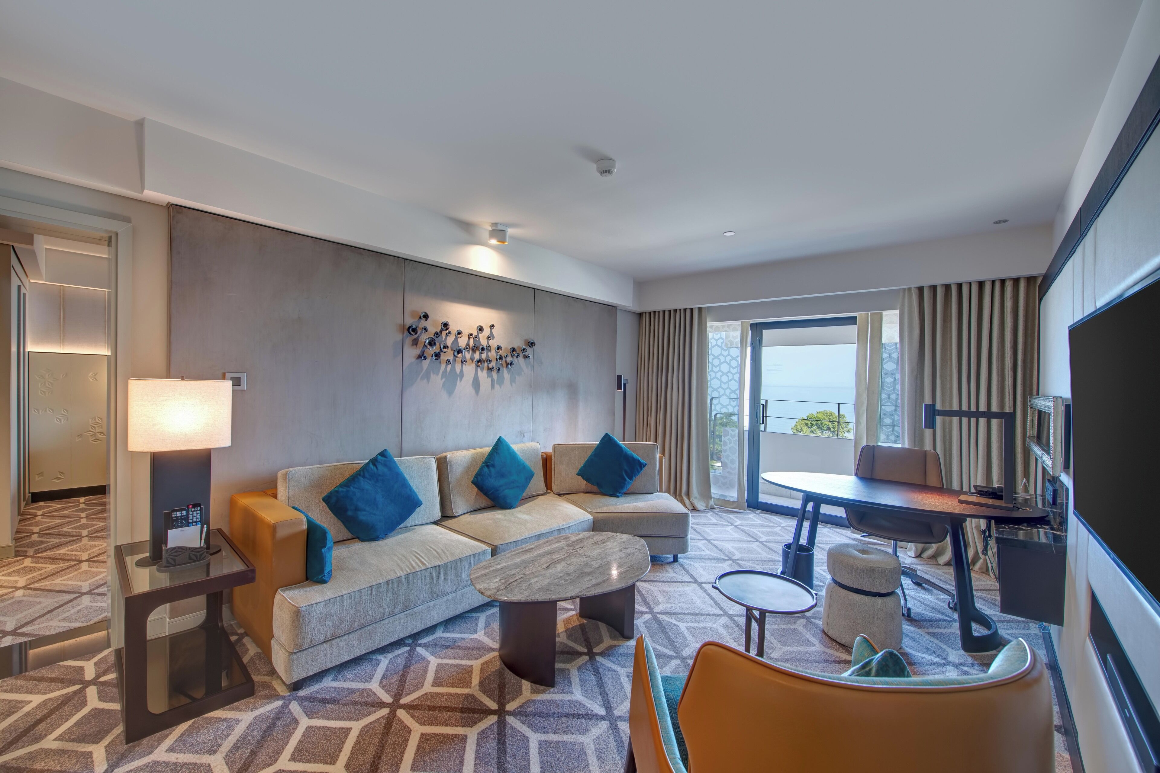 En 43-tommers smart-TV med Parabol-TV samt TV og iPod-dokkingstasjon