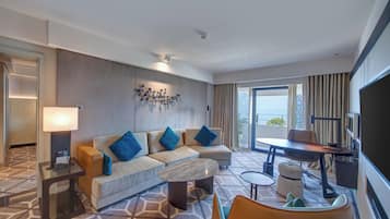 En 43-tommers smart-TV med Parabol-TV samt TV og iPod-dokkingstasjon