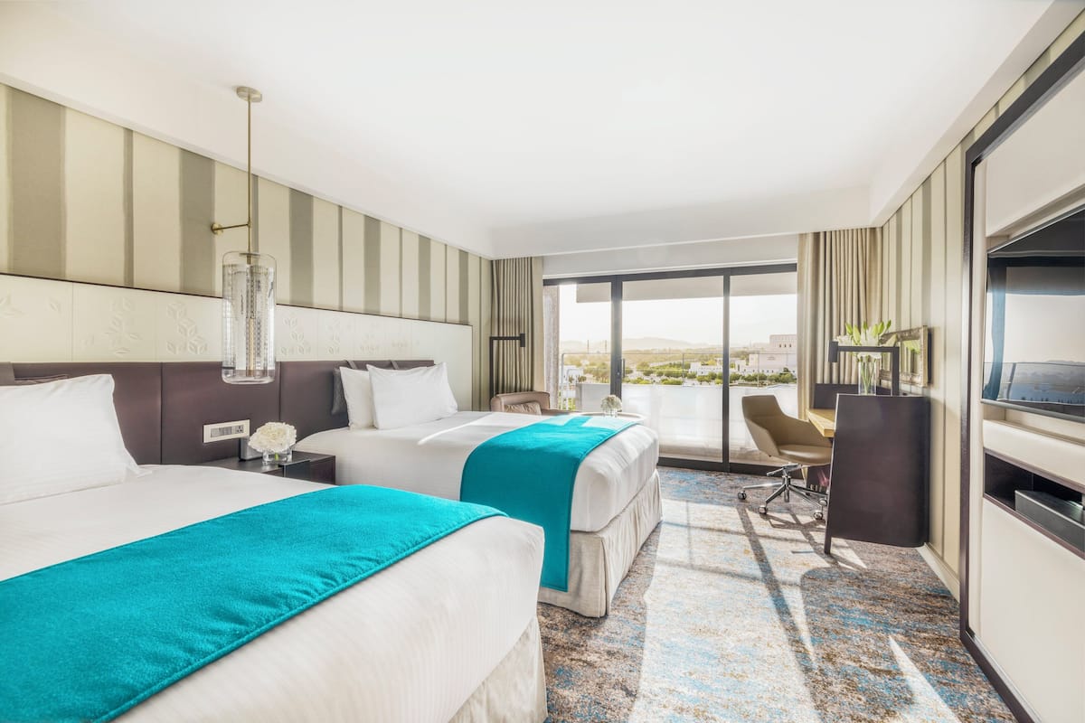1 bedroom, Egyptian cotton sheets, premium bedding, down comforters