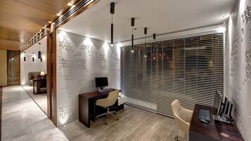 Un espace de bureau moderne comprenant un bureau, une chaise et un ordinateur.