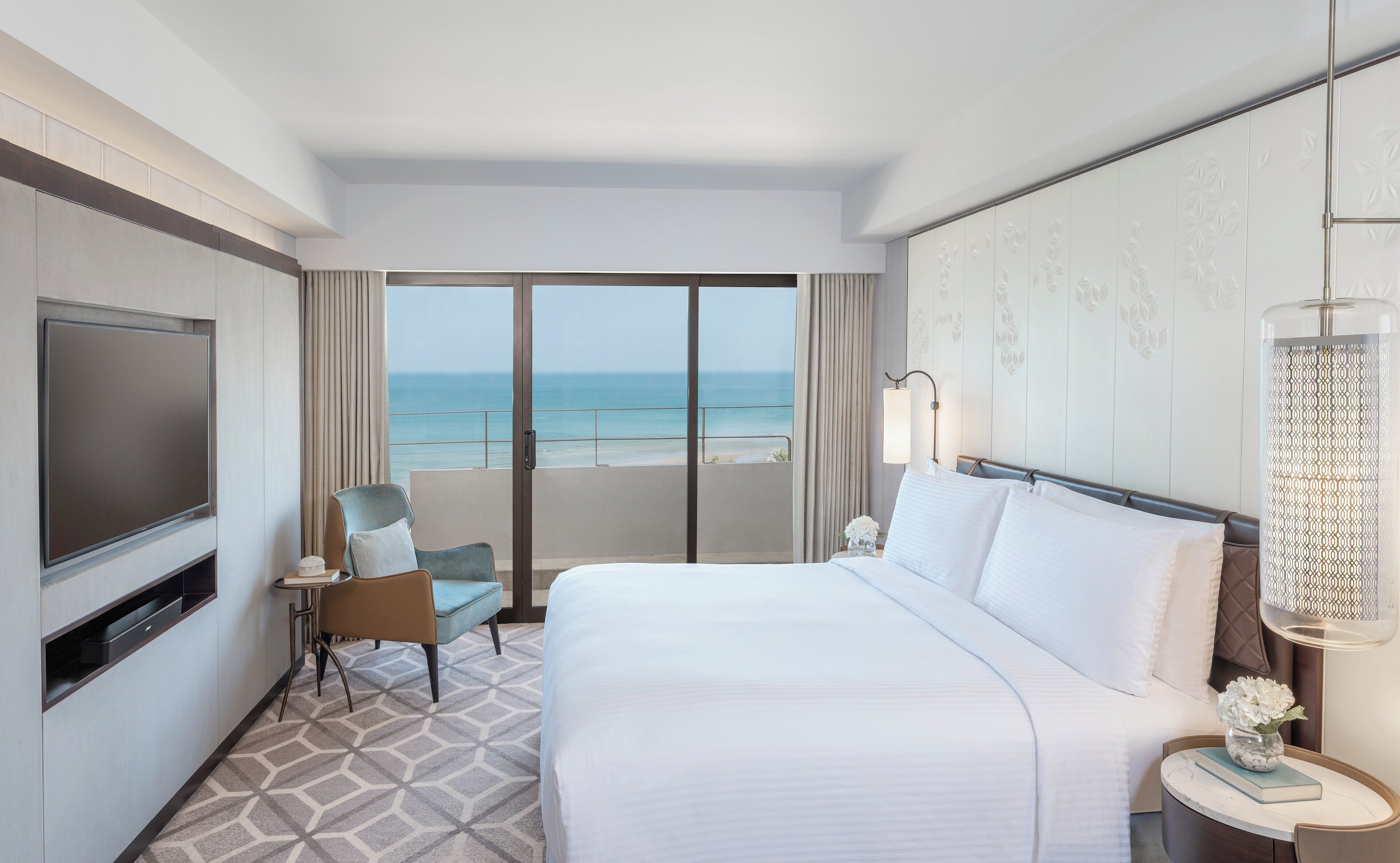 ملاءات من القطن المصري وأغطية فراش متميزة وألحفة محشوة بالريش وميني بار