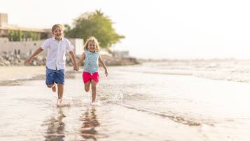 Trên bãi biển, khăn tắm biển