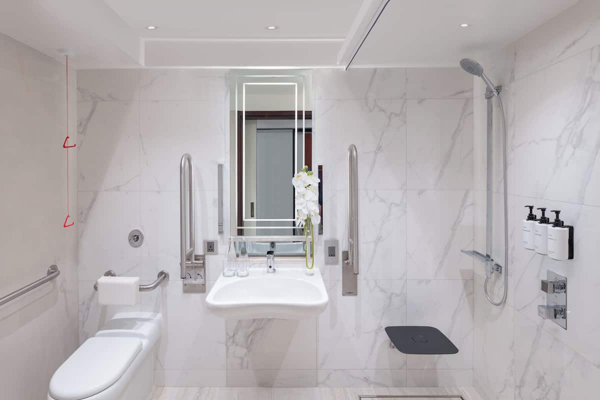 Room, 1 King Bed, Accessible | Egyptian cotton sheets, premium bedding, down comforters, minibar