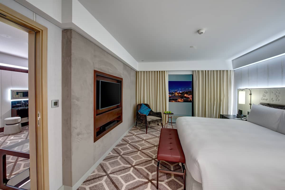 1 bedroom, Egyptian cotton sheets, premium bedding, down comforters