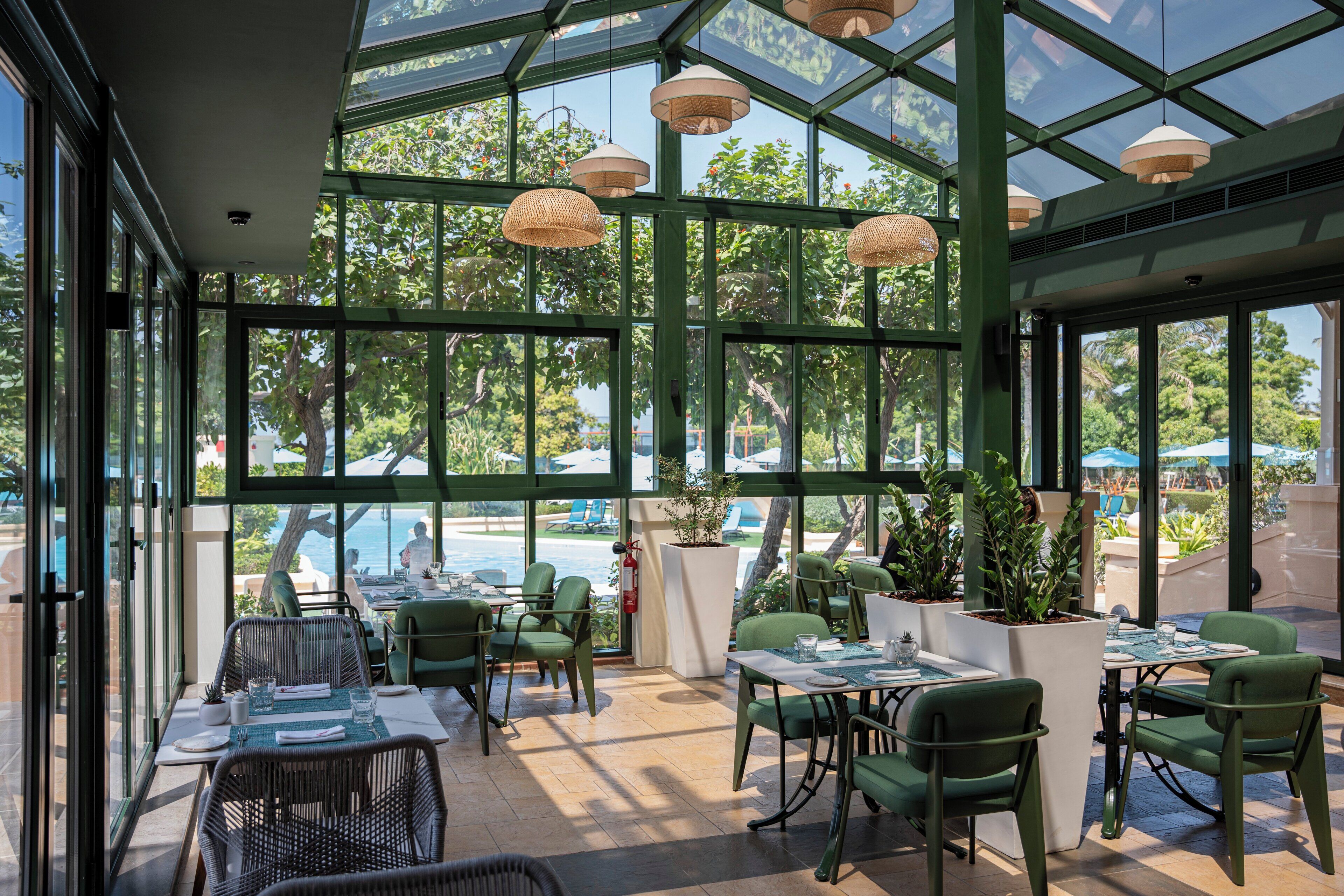 5 restaurants; breakfast, lunch and dinner served 