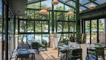 5 restaurants; breakfast, lunch and dinner served