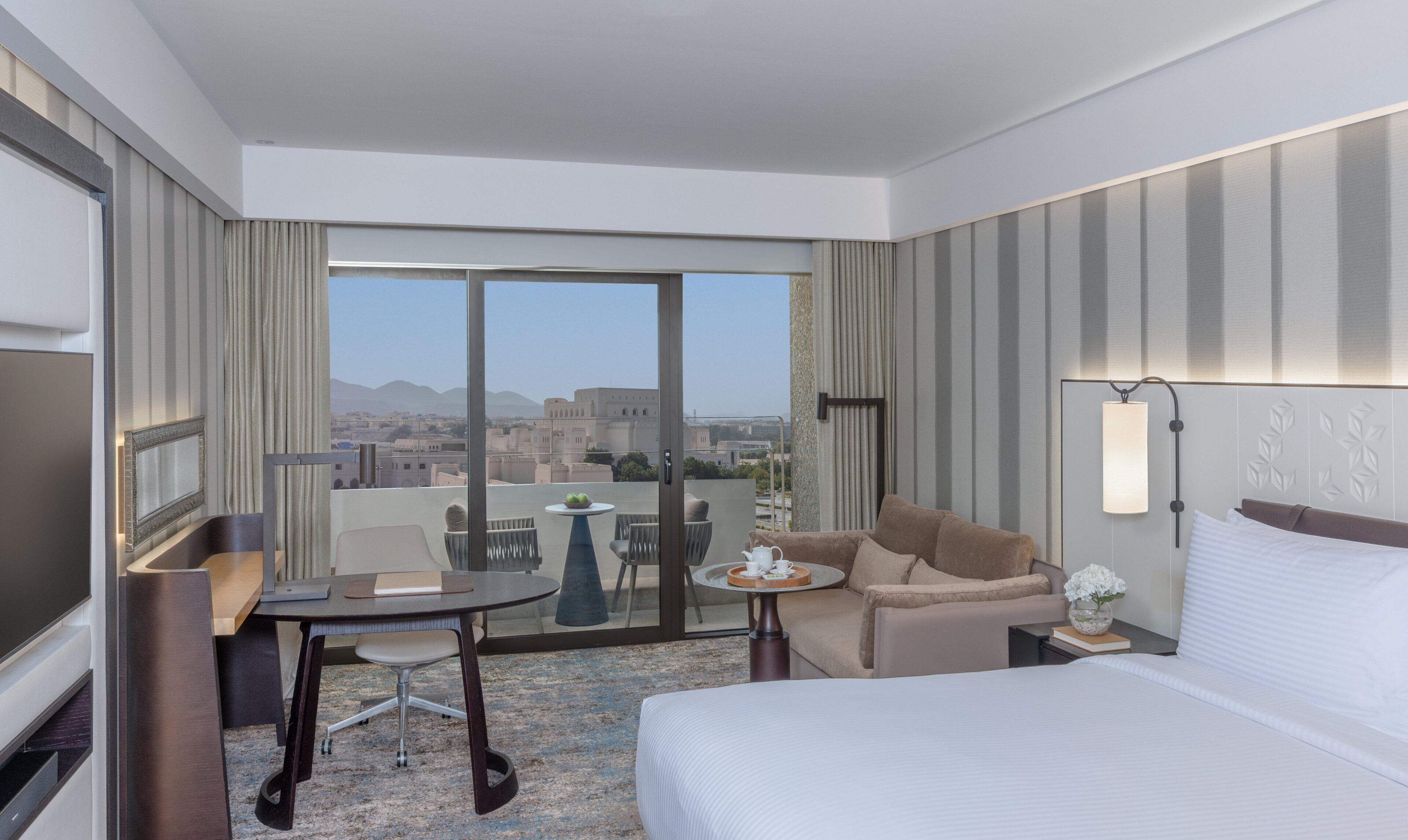 ملاءات من القطن المصري وأغطية فراش متميزة وألحفة محشوة بالريش وميني بار