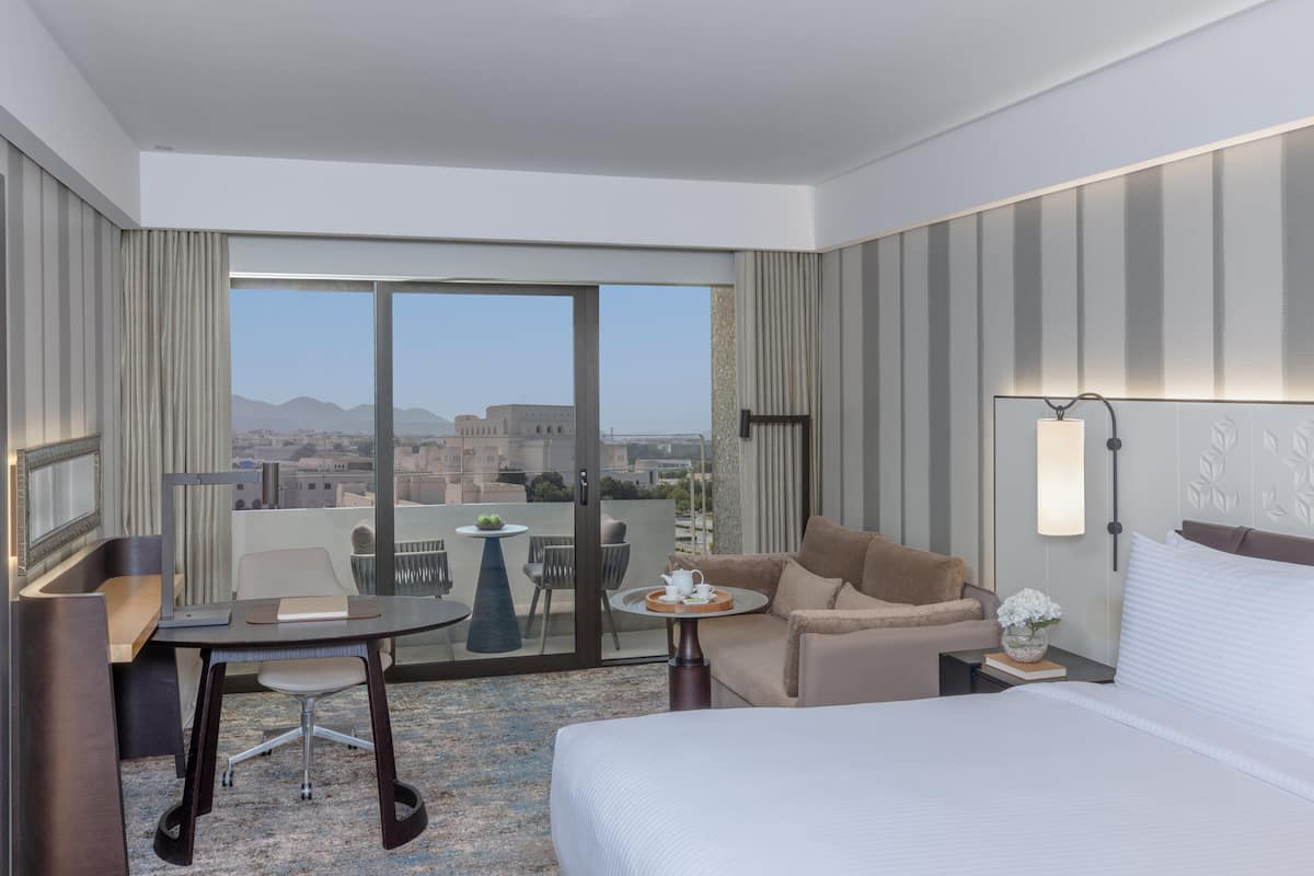 ملاءات من القطن المصري وأغطية فراش متميزة وألحفة محشوة بالريش وميني بار