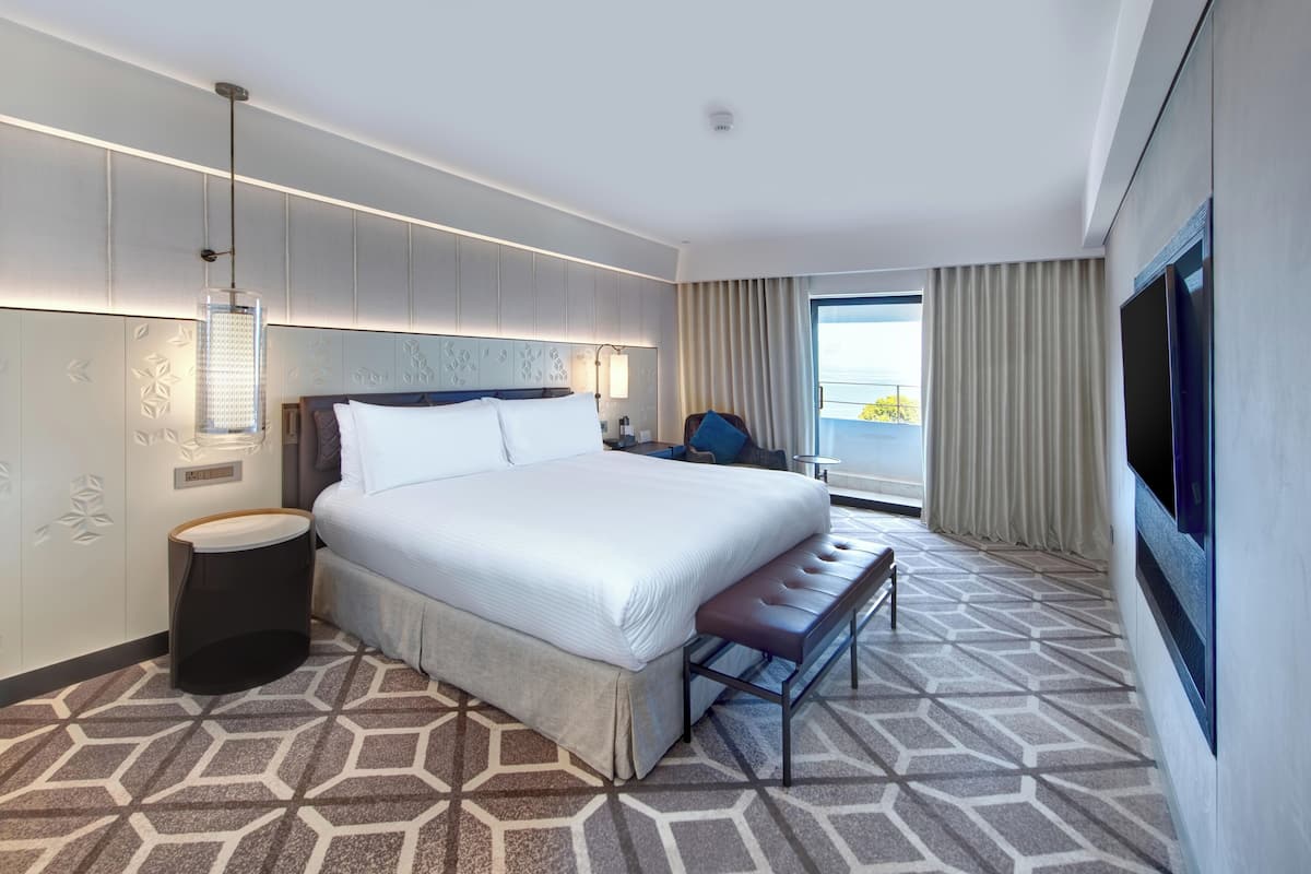 1 bedroom, Egyptian cotton sheets, premium bedding, down comforters