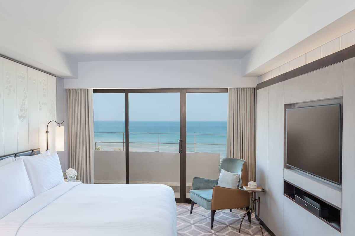 Egyptian cotton sheets, premium bedding, down comforters, minibar