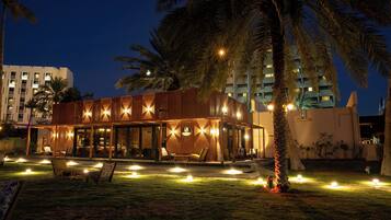 5 restauranter, frokost, lunsj og middag serveres, asiatiske retter