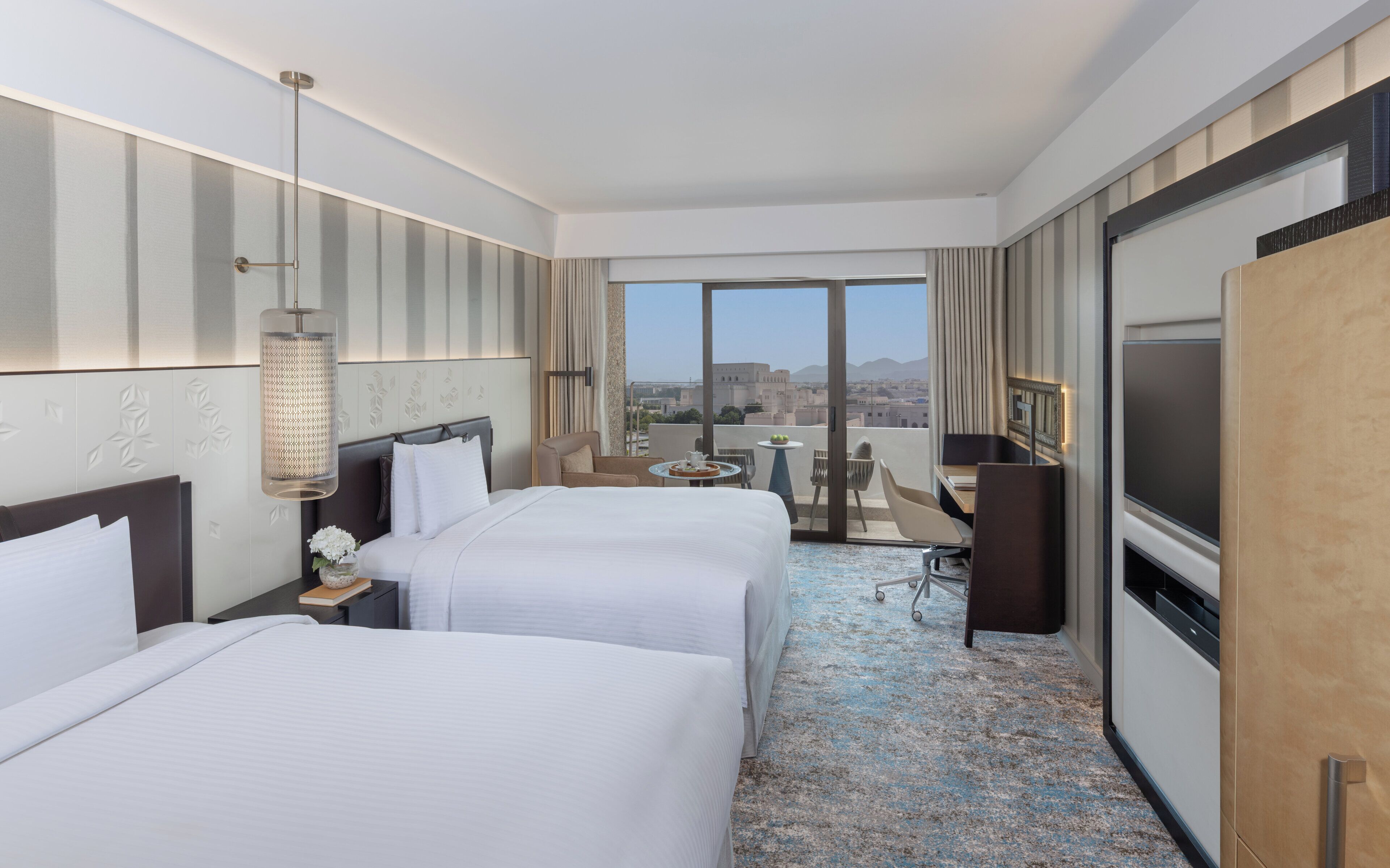 ملاءات من القطن المصري وأغطية فراش متميزة وألحفة محشوة بالريش وميني بار