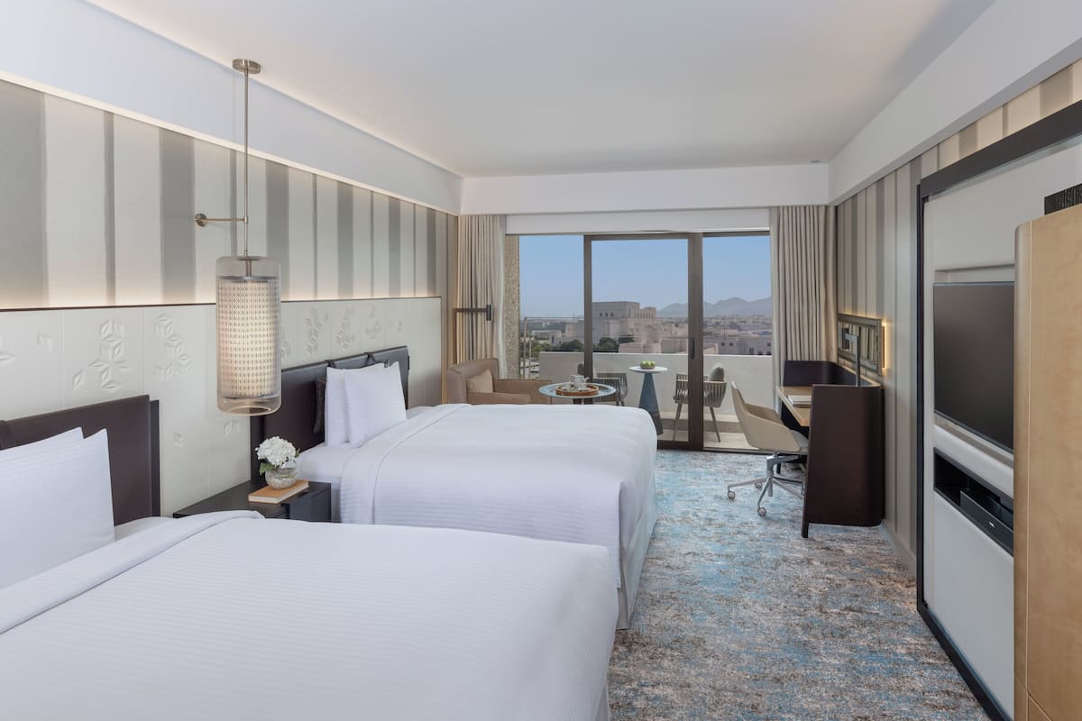 ملاءات من القطن المصري وأغطية فراش متميزة وألحفة محشوة بالريش وميني بار