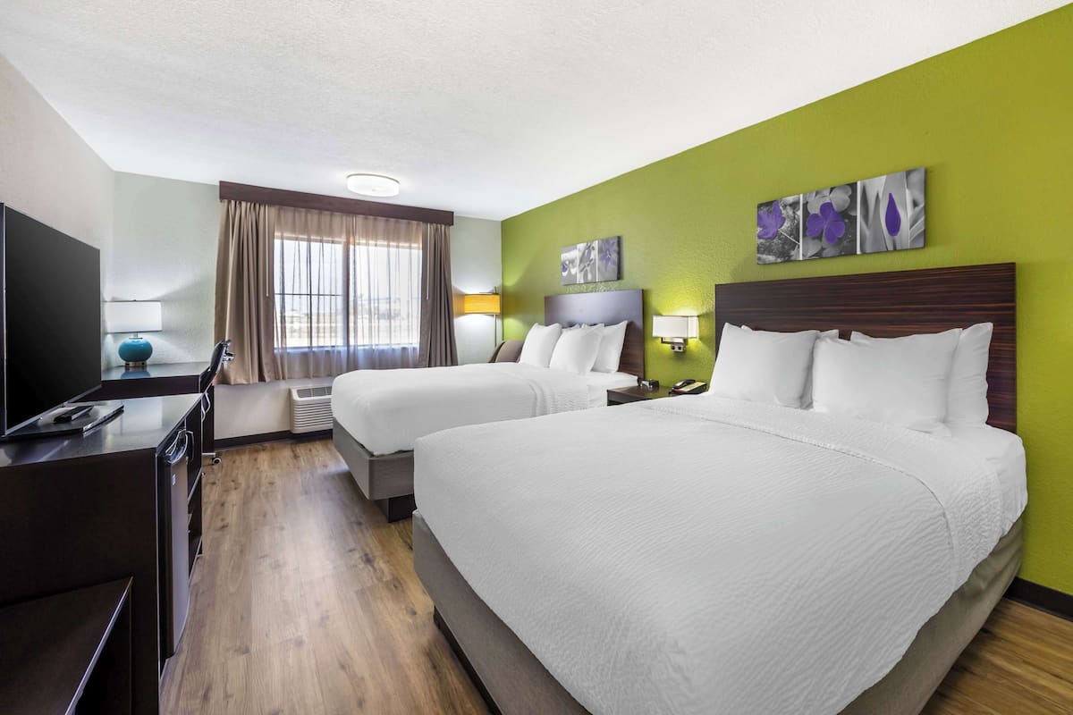 Habitación estándar, 2 camas Queen size, para no fumadores | Ropa de cama de alta calidad y escritorio