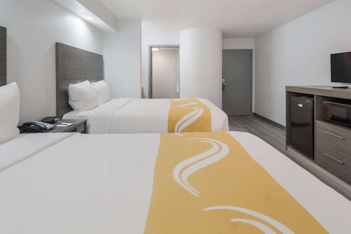 Standardzimmer, 2 Doppelbetten, Nichtraucher | Schreibtisch, Verdunkelungsvorhänge, Bügeleisen/Bügelbrett