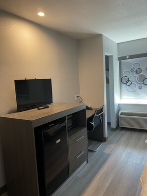 Kamar Standar, 2 Tempat Tidur Double, Bebas Asap Rokok | Meja kerja, tirai kedap cahaya, setrika/meja setrika, dan Wi-Fi gratis