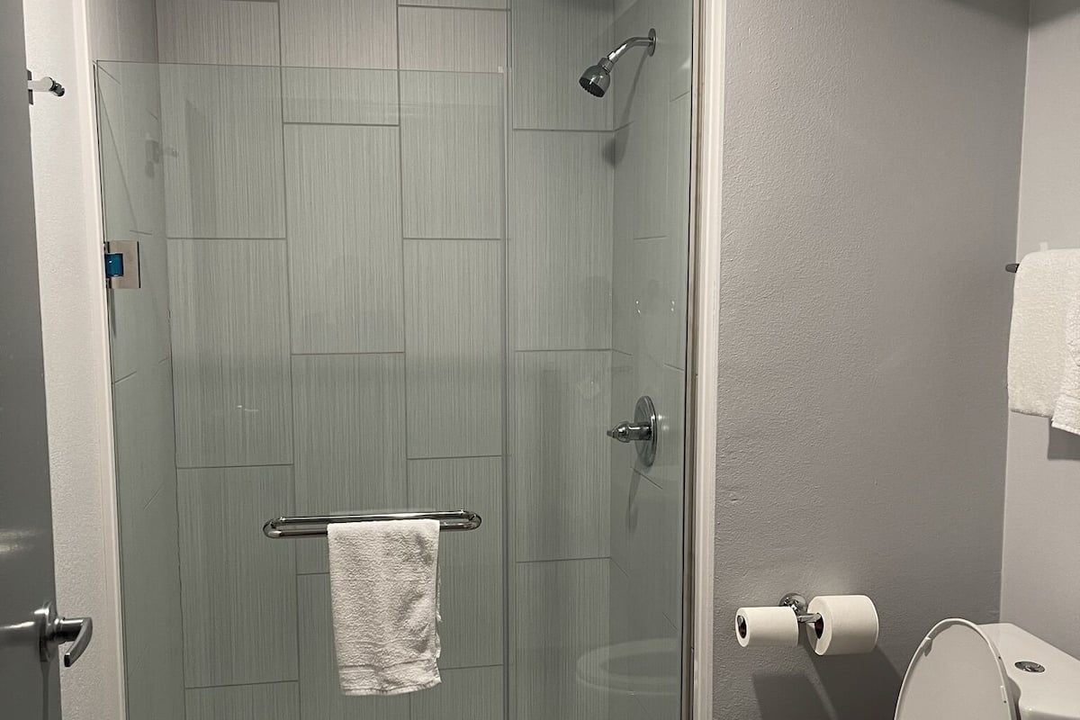 Duschwanne, kostenlose Toilettenartikel, Haartrockner, Handtücher