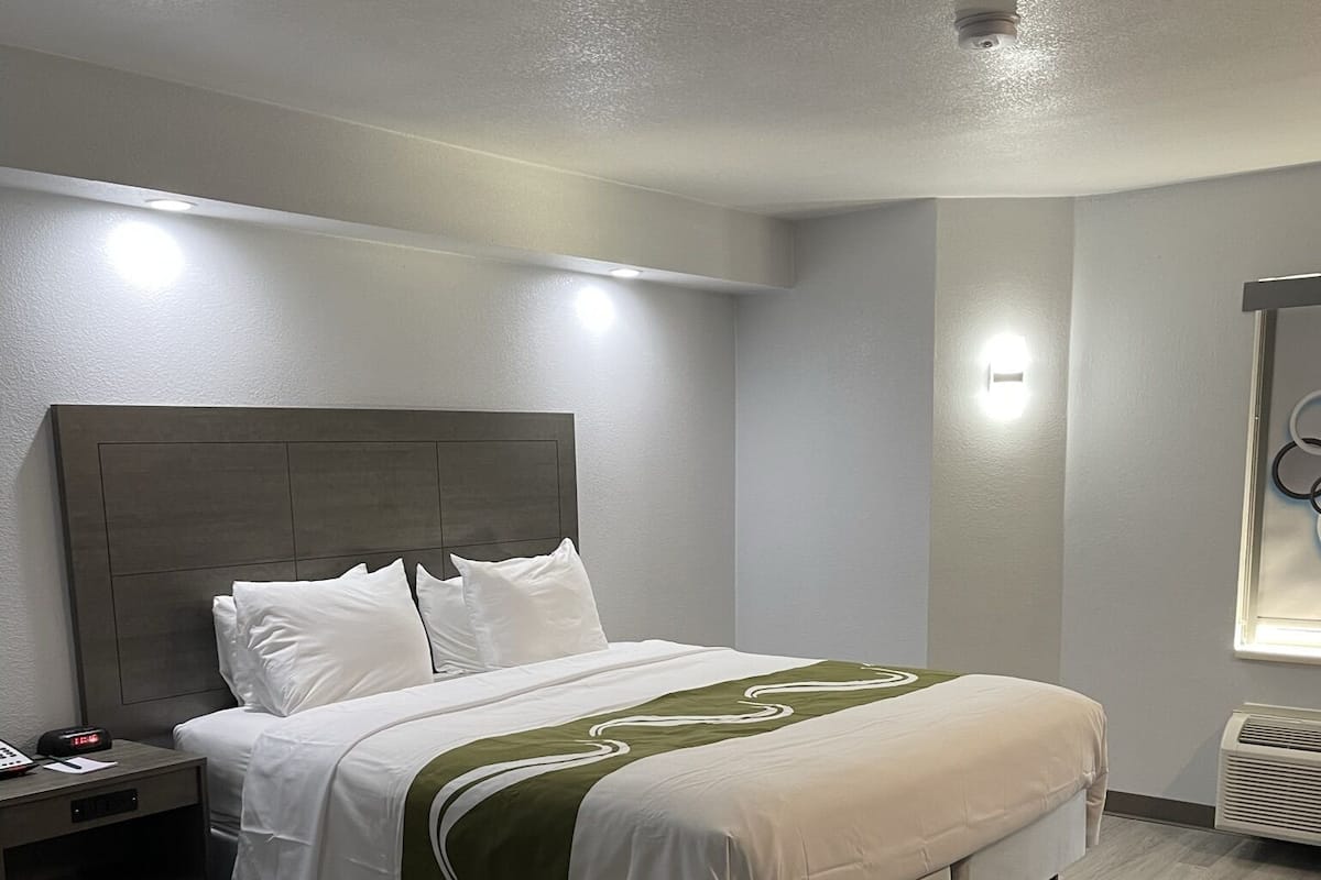 Zimmer, 1 King-Bett, Nichtraucher | Schreibtisch, Verdunkelungsvorhänge, Bügeleisen/Bügelbrett