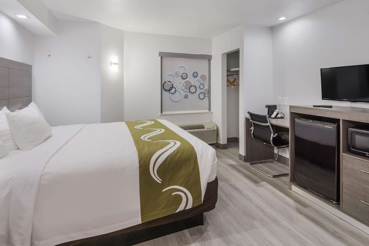 Schreibtisch, Verdunkelungsvorhänge, Bügeleisen/Bügelbrett