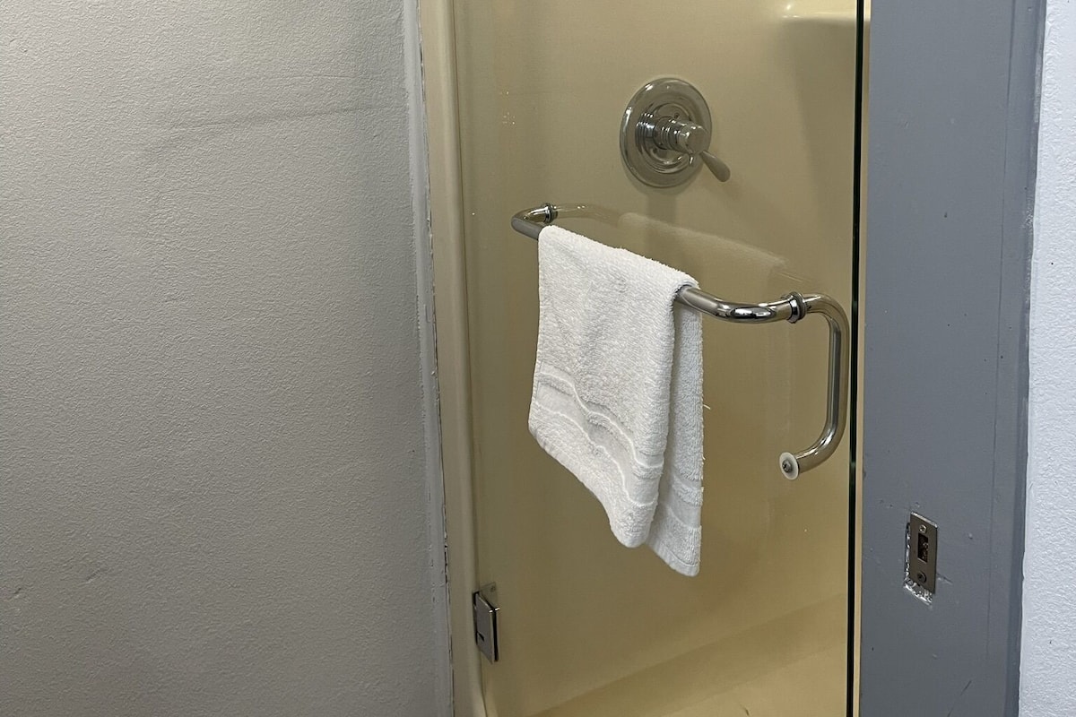 Duschwanne, kostenlose Toilettenartikel, Haartrockner, Handtücher