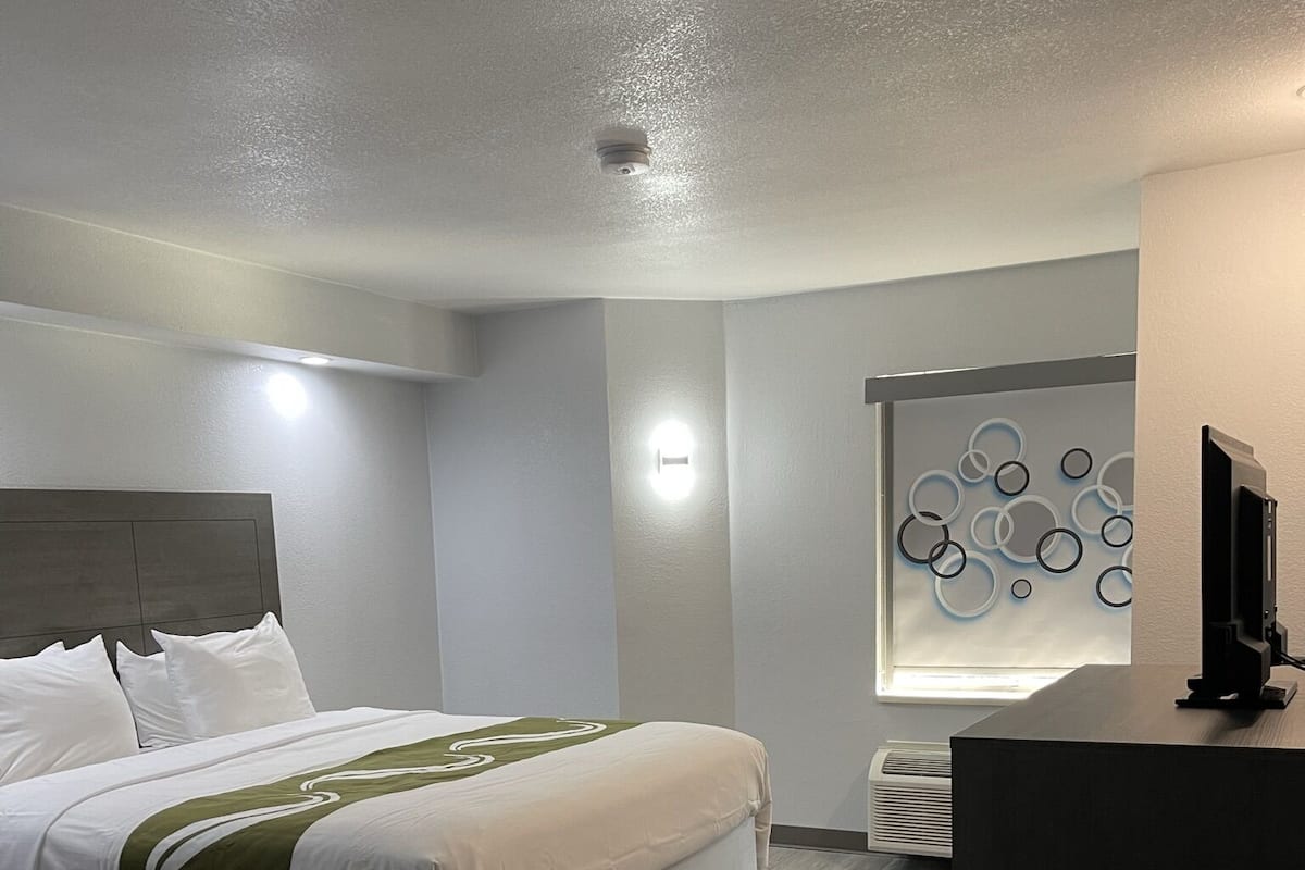 Zimmer, 1 King-Bett, Nichtraucher | Schreibtisch, Verdunkelungsvorhänge, Bügeleisen/Bügelbrett