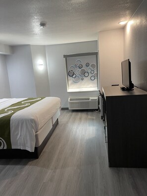 Room, 1 King Bed, Non Smoking | Desk, blackout drapes, iron/ironing board, free WiFi