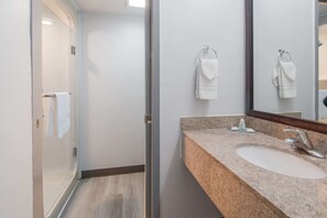 Duschwanne, kostenlose Toilettenartikel, Haartrockner, Handtücher