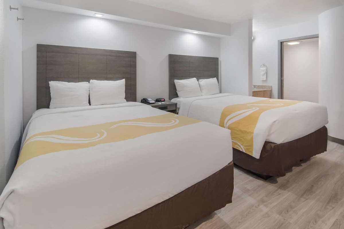 Standardzimmer, 2 Doppelbetten, Nichtraucher | Schreibtisch, Verdunkelungsvorhänge, Bügeleisen/Bügelbrett