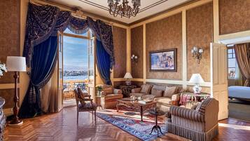 Suite, 1 cama de matrimonio grande, vistas al río (Opera-Extra Bedroom-extra living room) | Ropa de cama de alta calidad, colchones con acolchado adicional, minibar