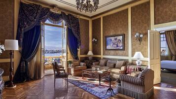 Svit - 1 kingsize-säng - utsikt mot floden (Opera-Extra Bedroom-extra living room) | Sängtillbehör av högsta kvalitet, bäddmadrasser och minibar