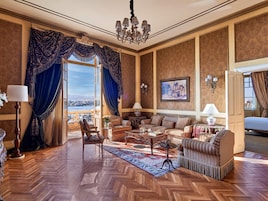 Ropa de cama de alta calidad, colchones con pillow-top y minibar