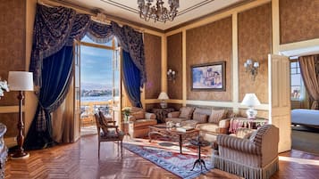 Suite, 1 King-Bett, Flussblick (Opera-Extra Bedroom-extra living room) | Hochwertige Bettwaren, Pillowtop-Betten, Minibar, Zimmersafe