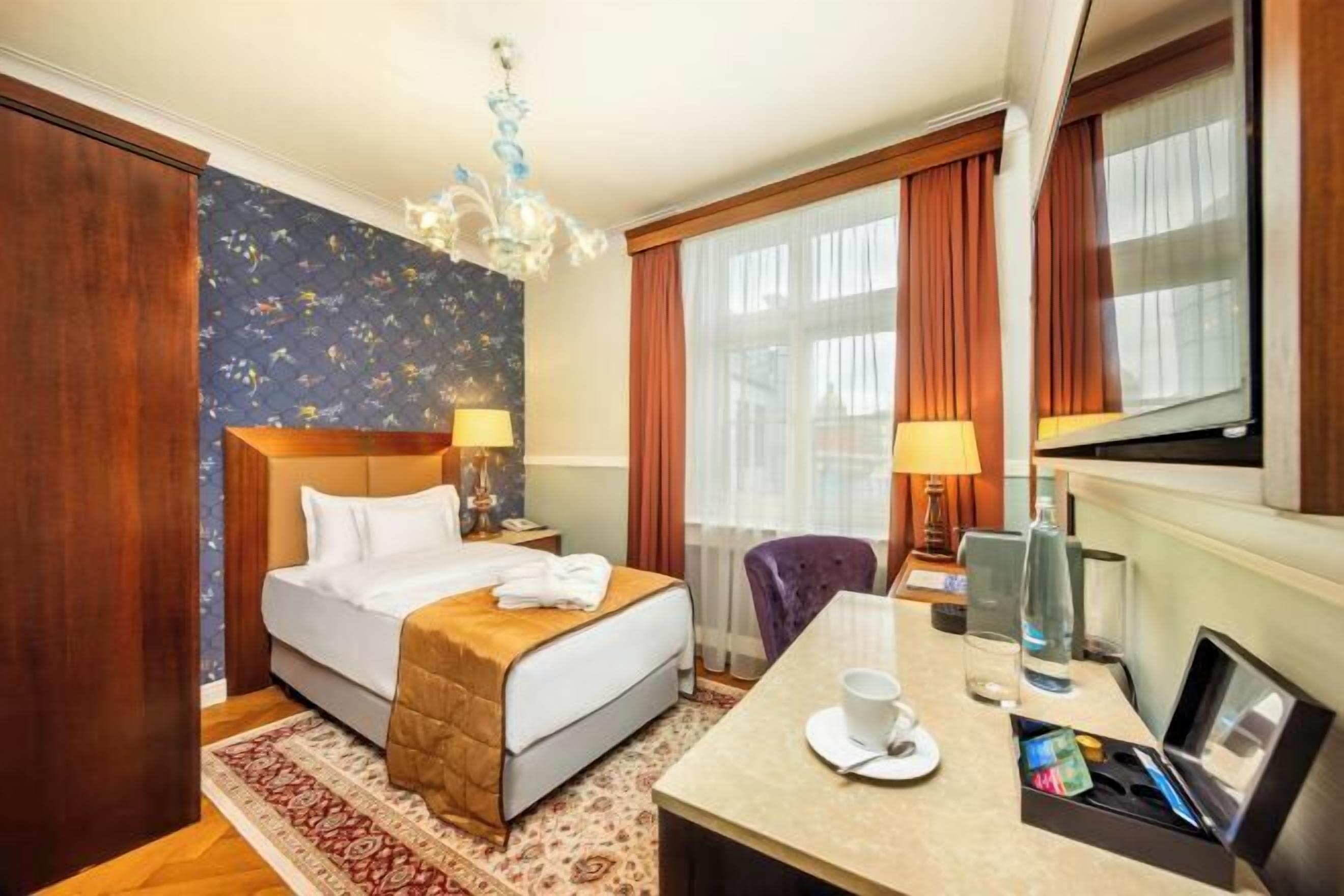 Allergikerbettwaren, Minibar, Zimmersafe, Schreibtisch