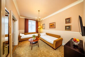 Junior Suite | Hypo-allergenic bedding, minibar, in-room safe, desk
