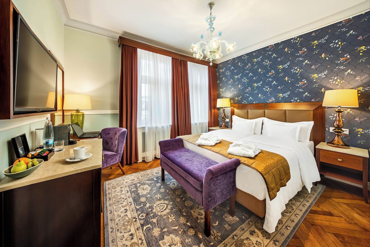 Chambre Deluxe double ou avec lits jumeaux | Literie hypoallergénique, minibar, coffre-fort, bureau