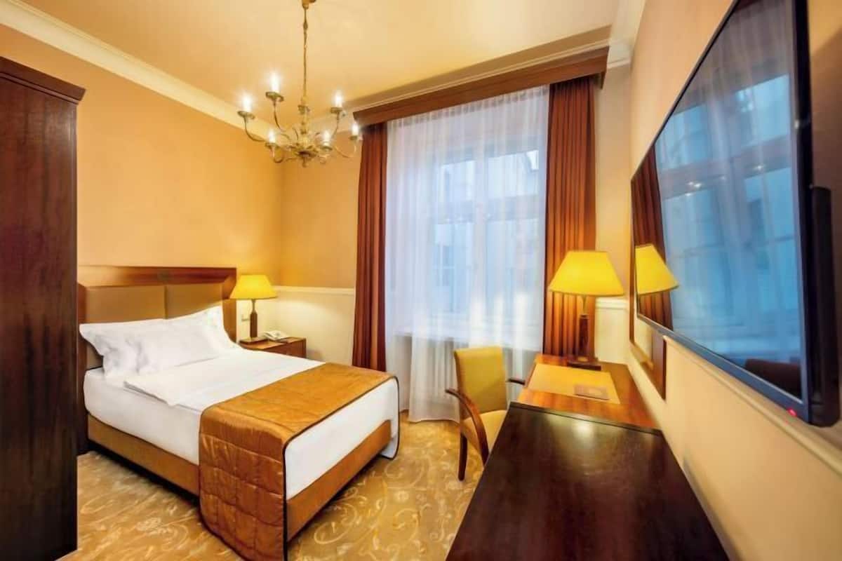 Hypo-allergenic bedding, minibar, in-room safe, desk