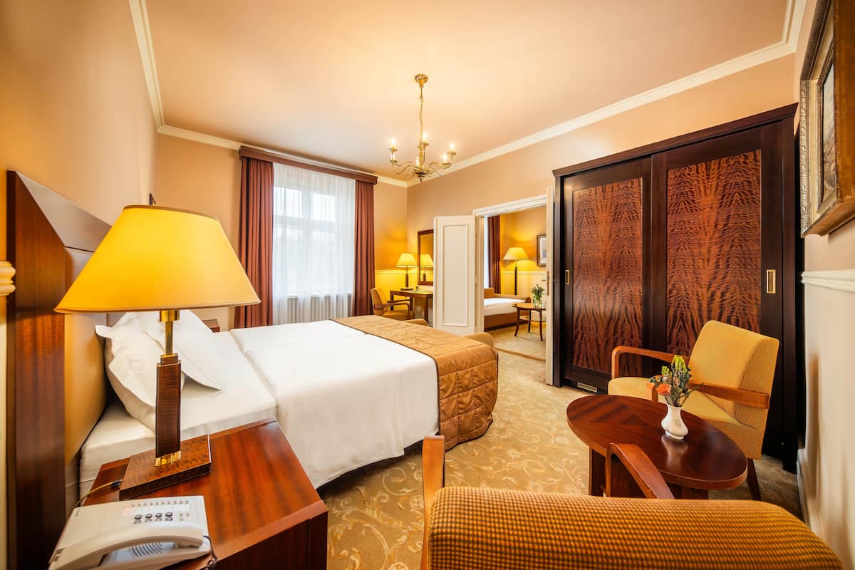 Suite Junior | Literie hypoallergénique, minibar, coffre-fort, bureau