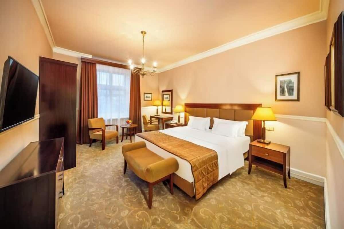 Hypo-allergenic bedding, minibar, in-room safe, desk