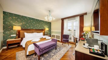 Executive Double Room | Hypo-allergenic bedding, minibar, in-room safe, desk