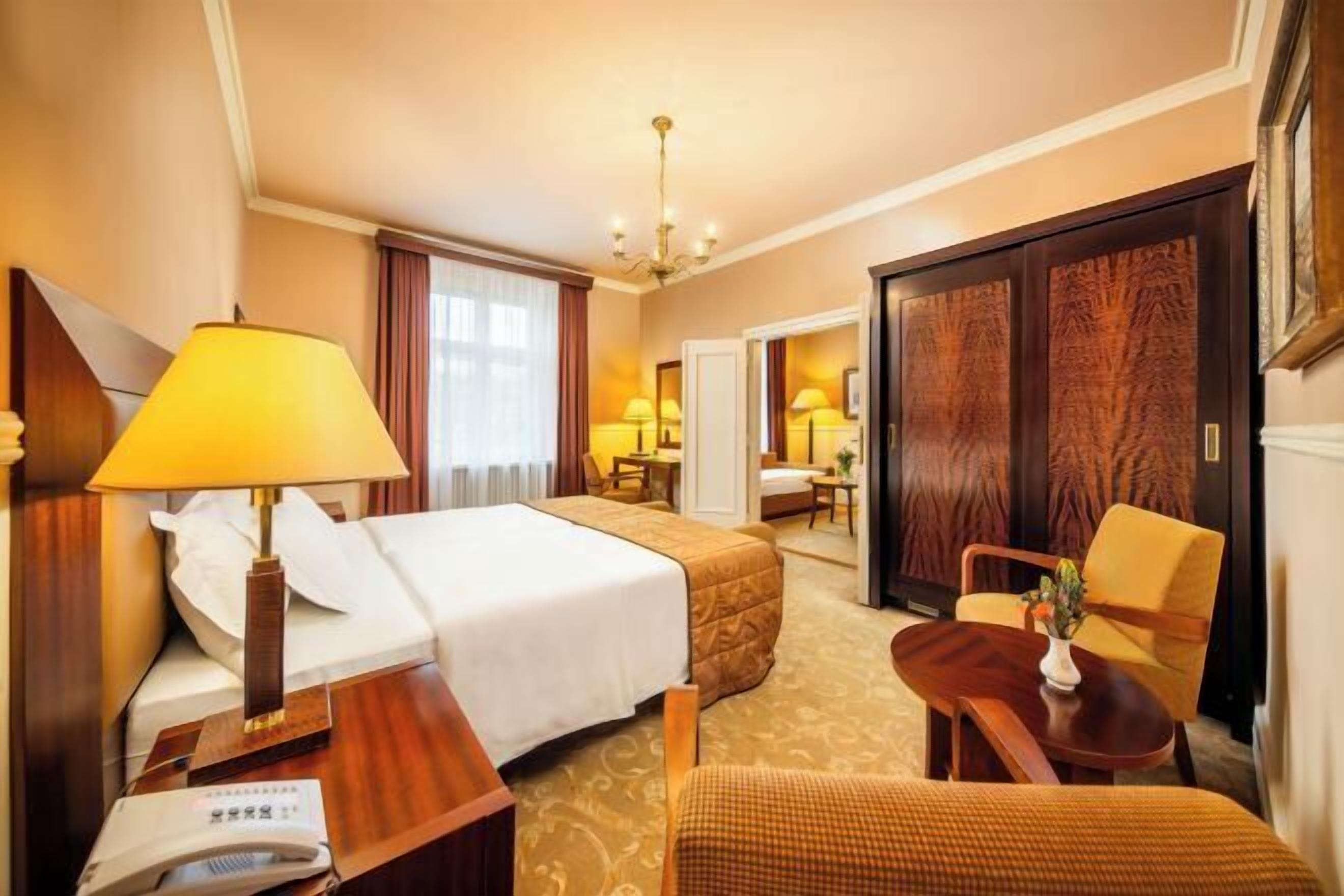 Allergikerbettwaren, Minibar, Zimmersafe, Schreibtisch