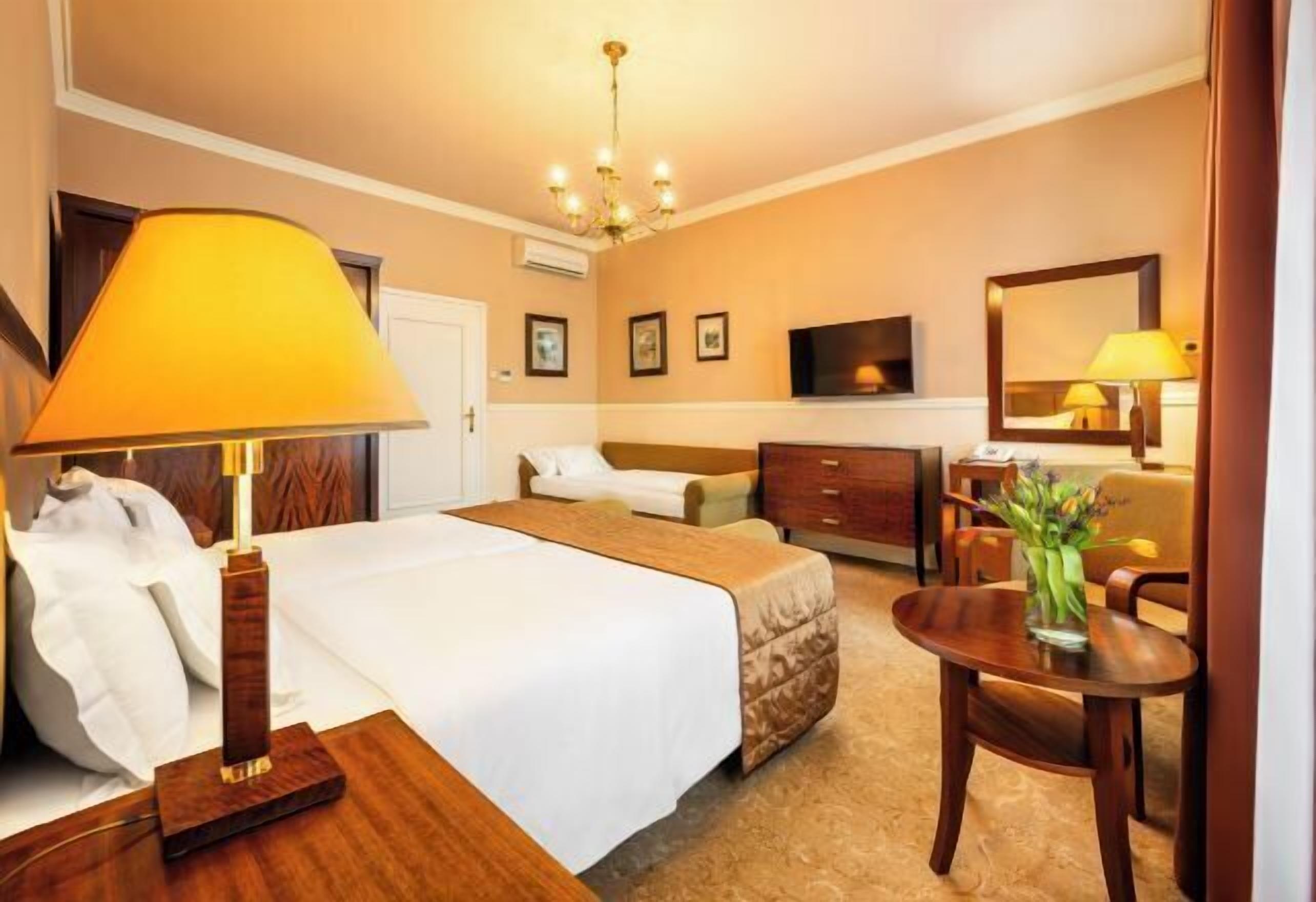 Allergikerbettwaren, Minibar, Zimmersafe, Schreibtisch