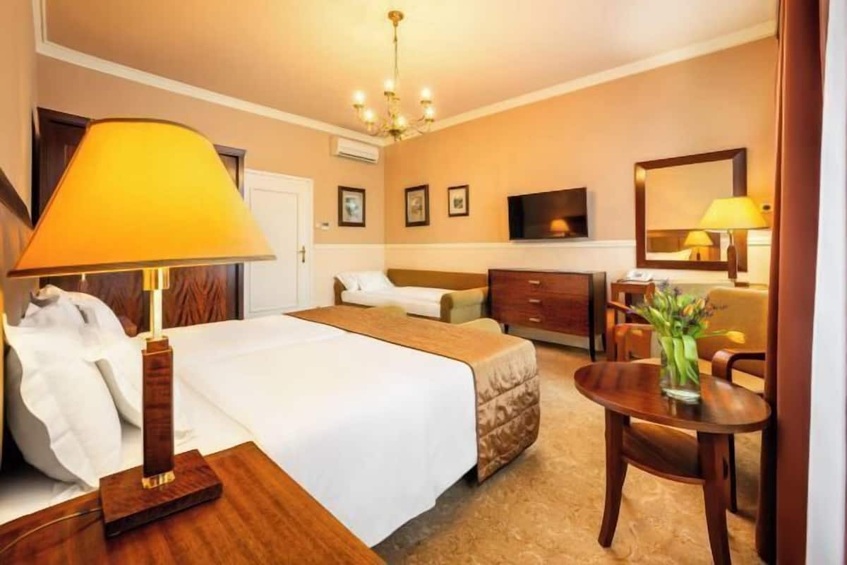 Hypo-allergenic bedding, minibar, in-room safe, desk