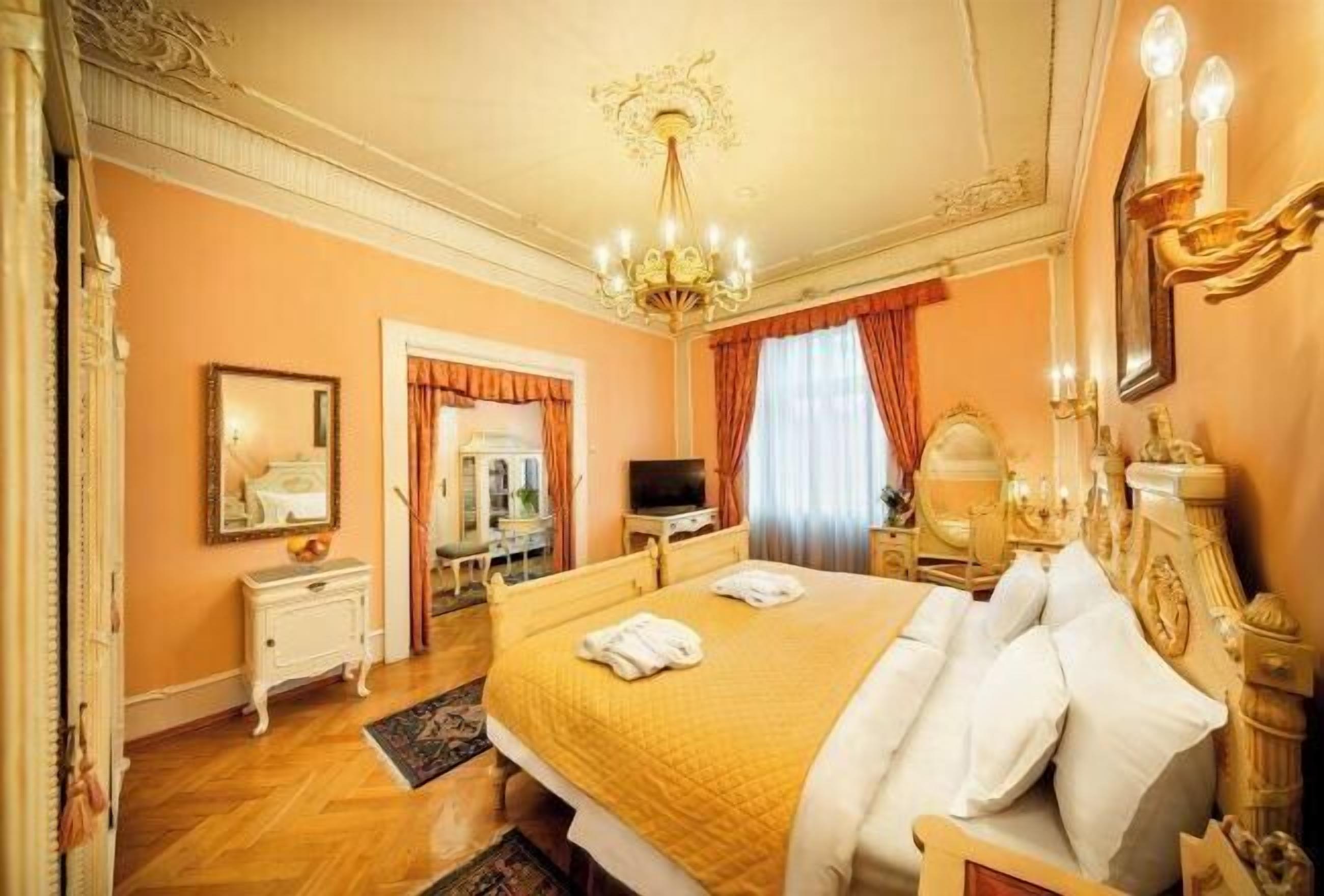 Allergikerbettwaren, Minibar, Zimmersafe, Schreibtisch