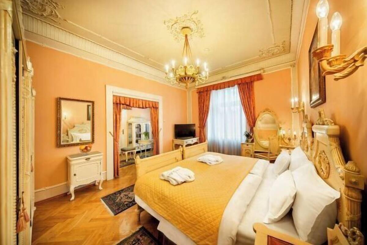 Hypo-allergenic bedding, minibar, in-room safe, desk