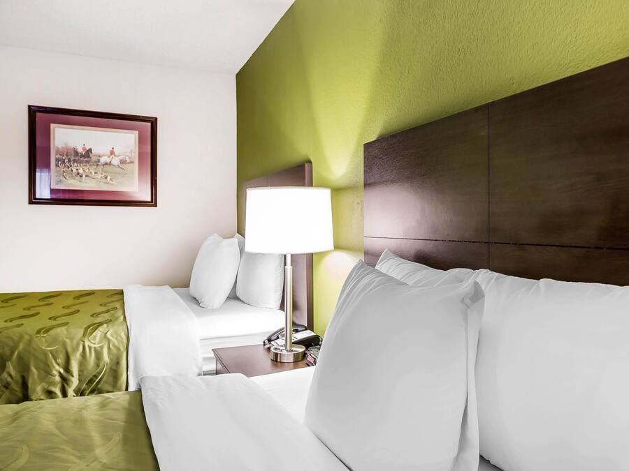 Caja fuerte, tabla de planchar con plancha, camas supletorias