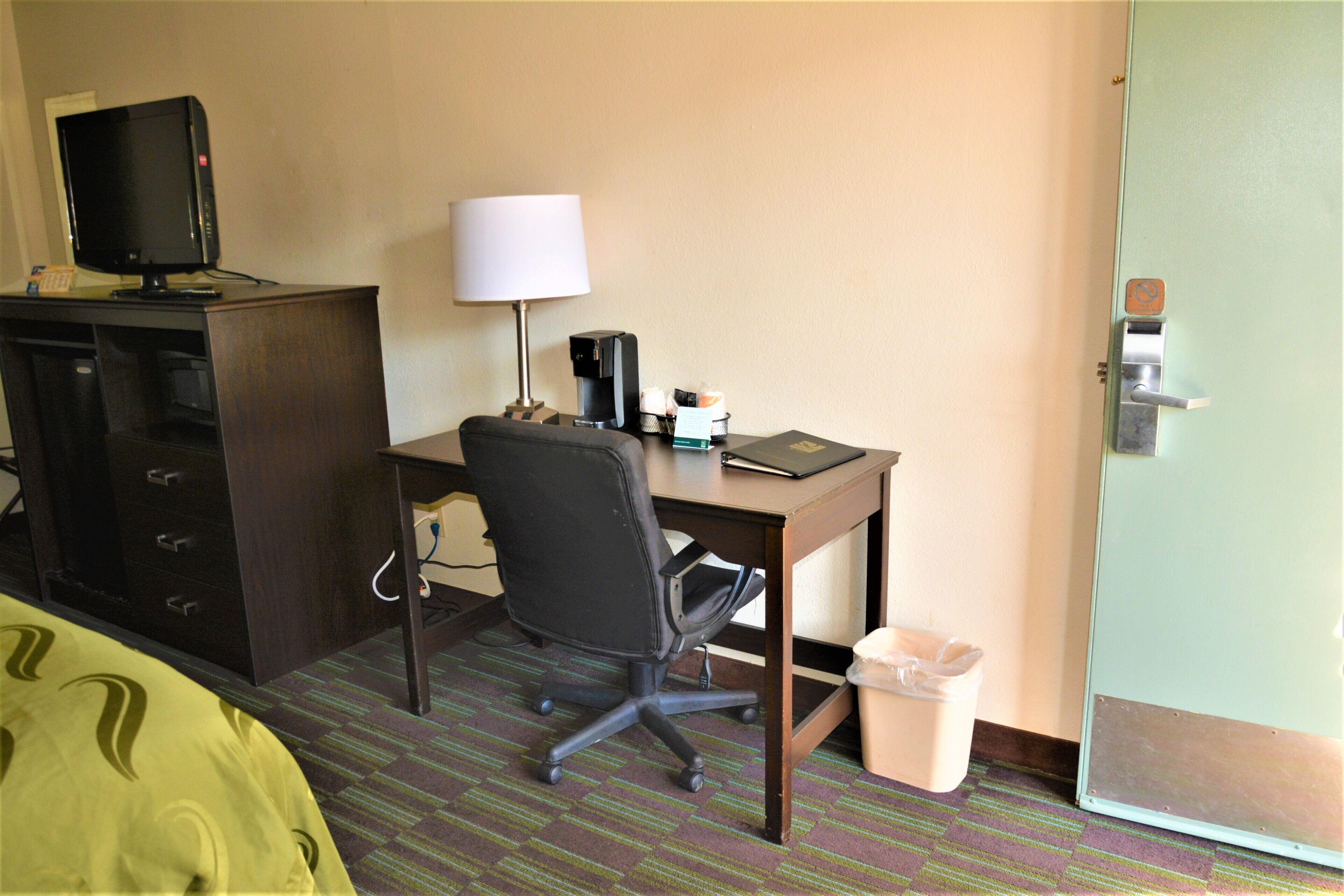 客房内保险箱、熨斗/熨衣板、折叠床/加床（额外收费）、免费 WiFi