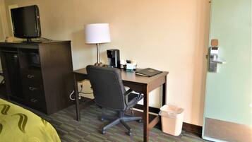 客房内保险箱、熨斗/熨衣板、折叠床/加床(额外收费)、免费 WiFi