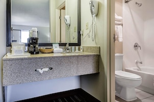 Combined shower/tub, hair dryer, towels